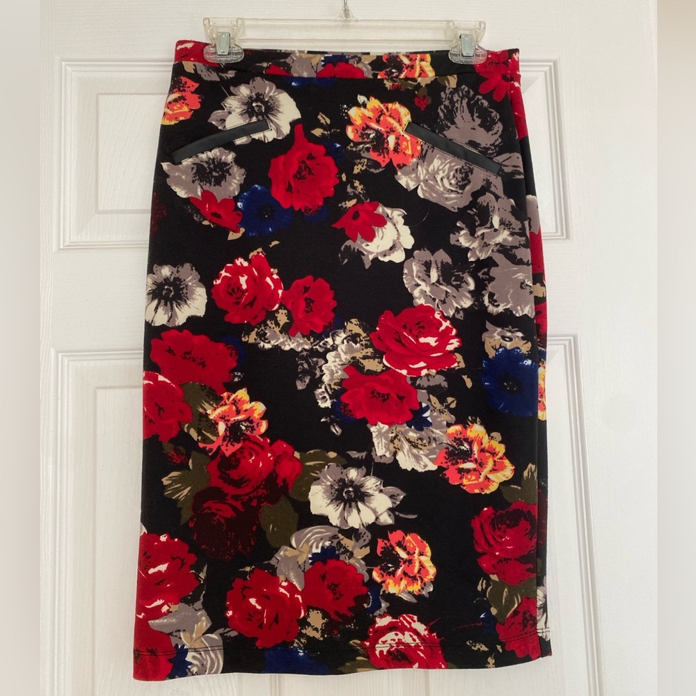 Stretchy floral pencil skirt